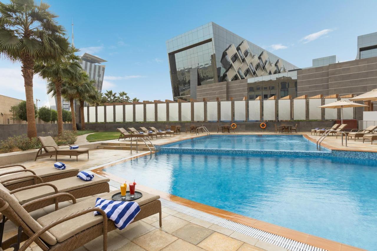 Crowne Plaza Riyadh - Rdc Hotel & Convention By Ihg Exteriér fotografie The swimming pool at the hotel