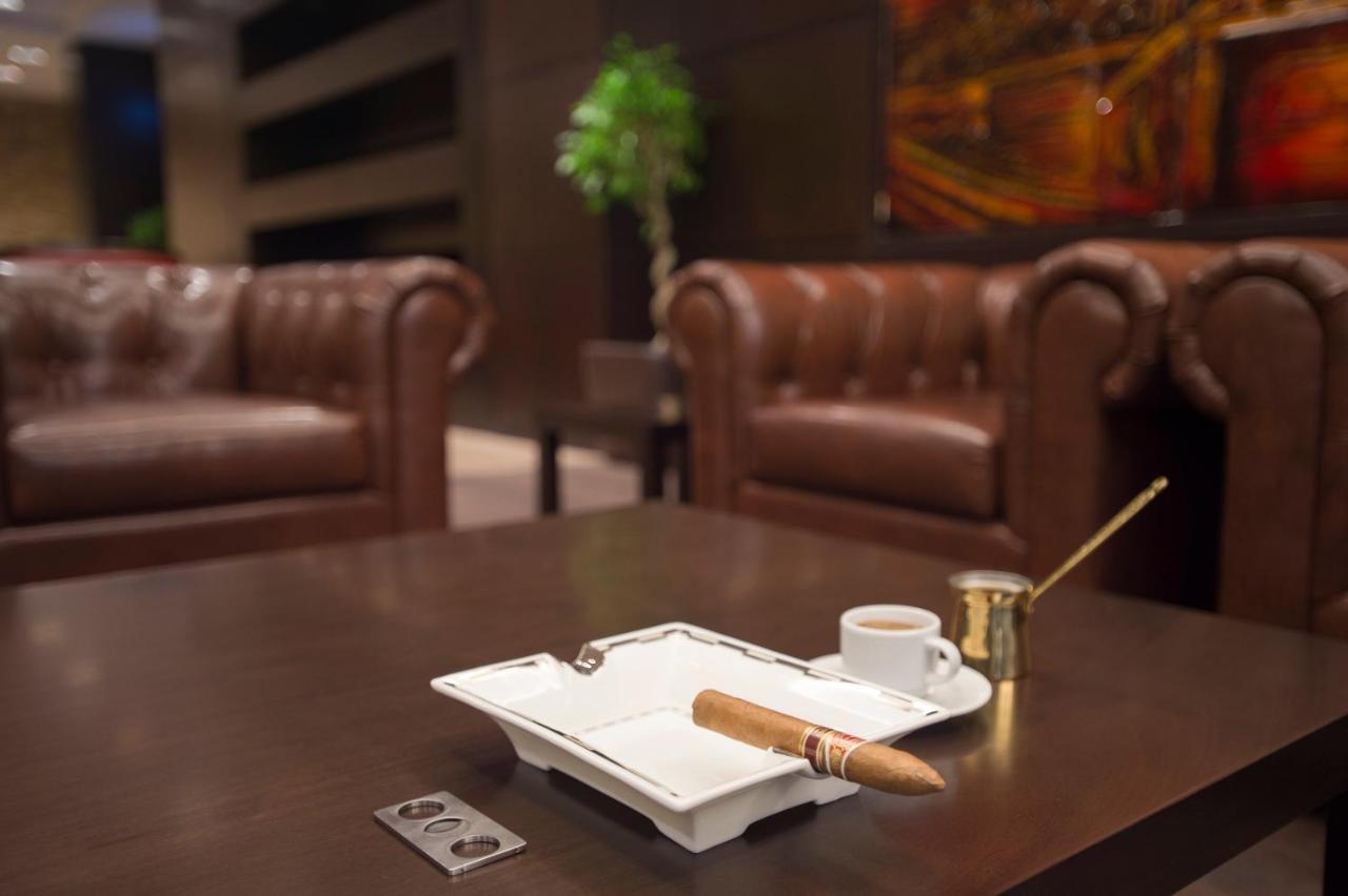 Crowne Plaza Riyadh - Rdc Hotel & Convention By Ihg Exteriér fotografie A cigar ashtray
