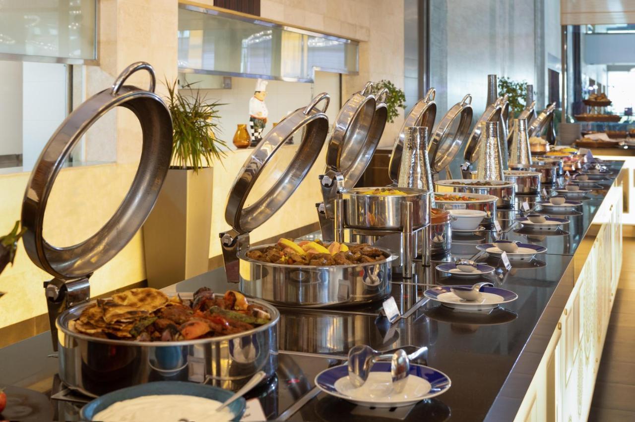Crowne Plaza Riyadh - Rdc Hotel & Convention By Ihg Exteriér fotografie A buffet at a hotel