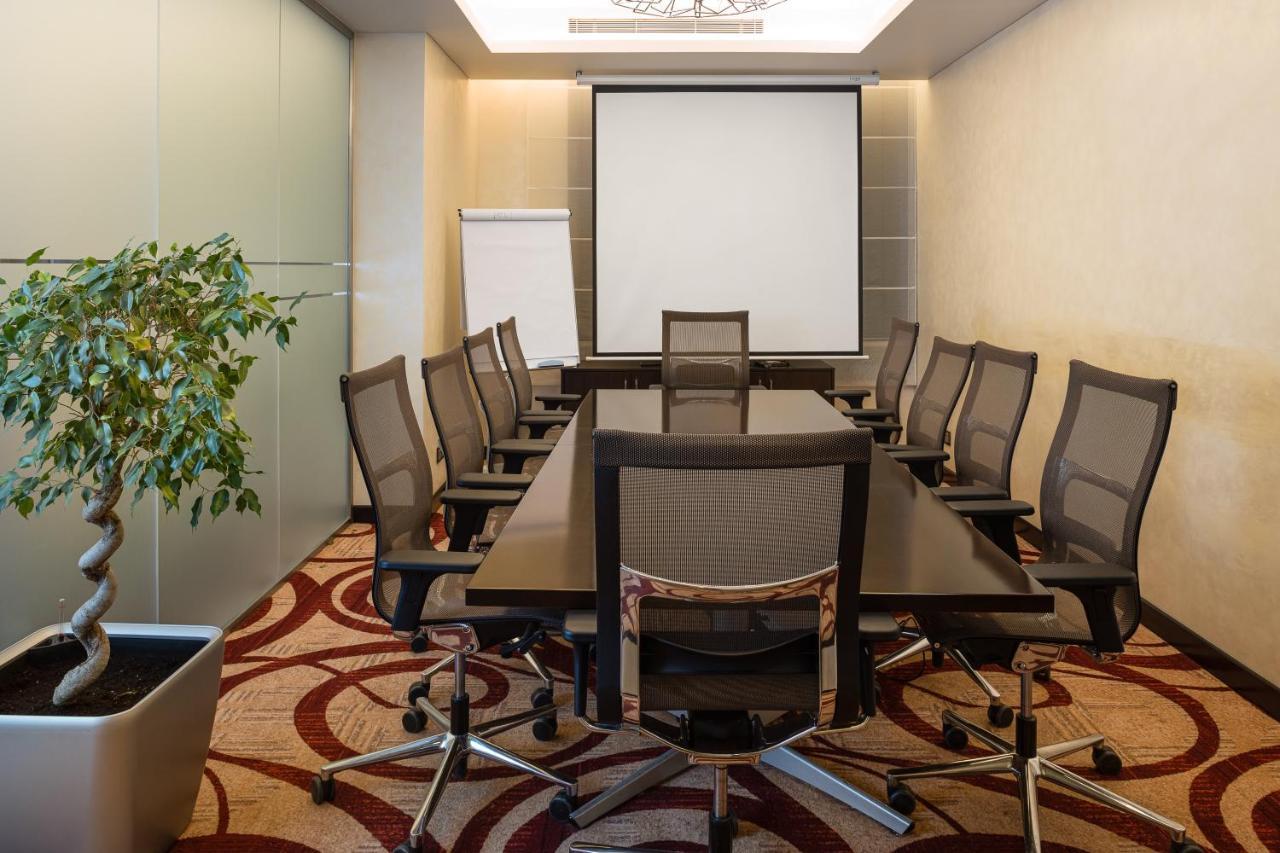 Crowne Plaza Riyadh - Rdc Hotel & Convention By Ihg Exteriér fotografie A meeting room