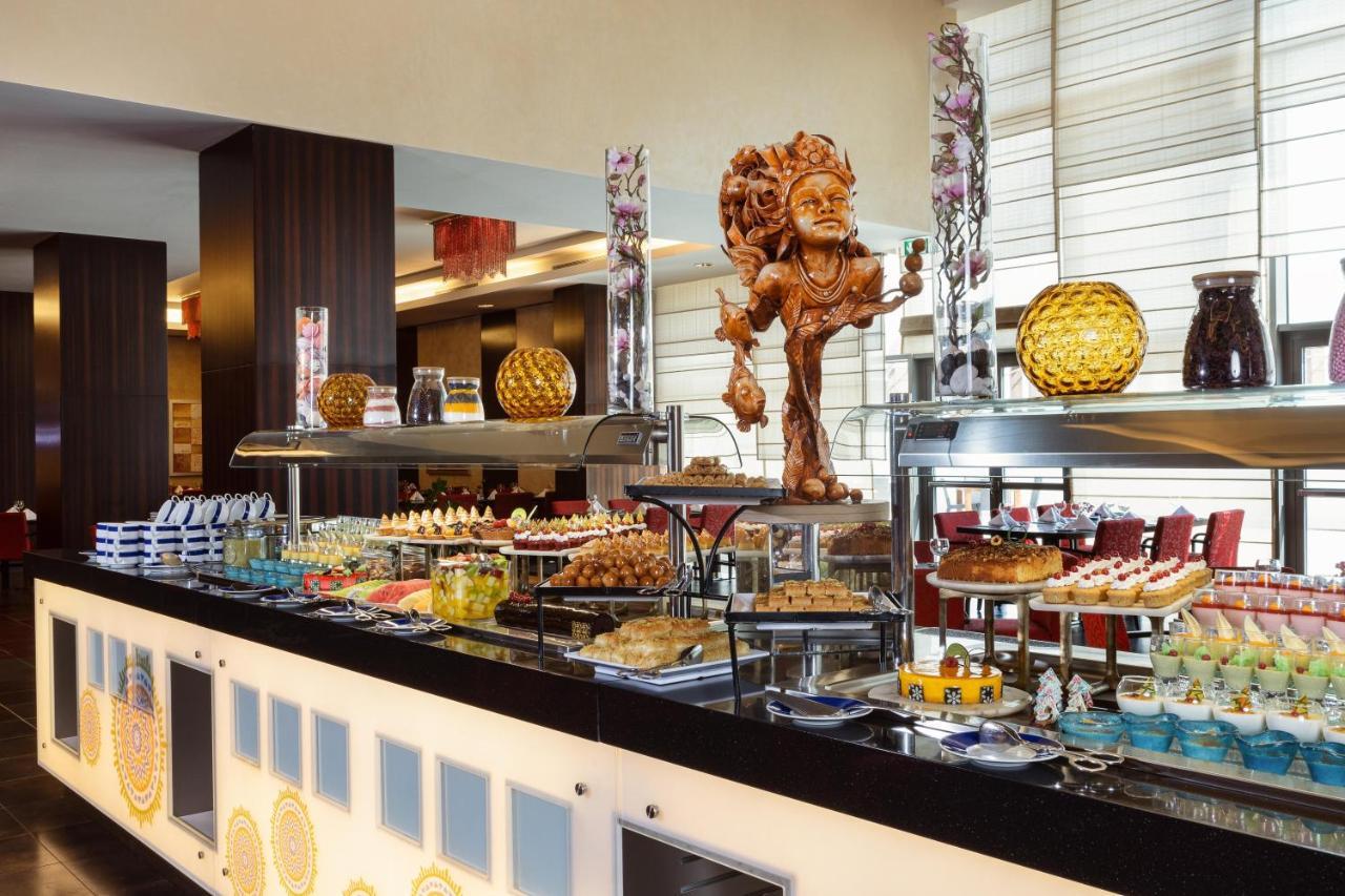 Crowne Plaza Riyadh - Rdc Hotel & Convention By Ihg Exteriér fotografie A buffet at a hotel