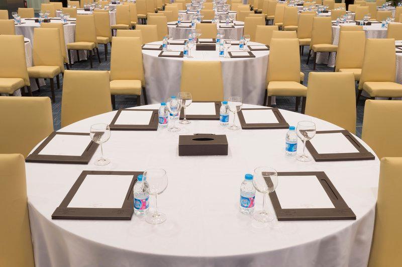 Crowne Plaza Riyadh - Rdc Hotel & Convention By Ihg Exteriér fotografie A table set for a meeting